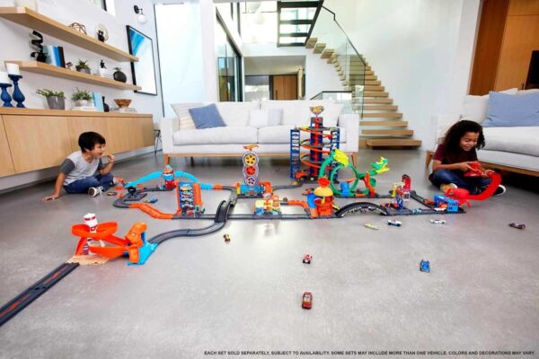 Hot Wheels Toy Car Track Set Pack, 10 Track-Building Parts with City Square - Image 4